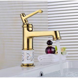 Vòi lavabo nóng lạnh màu vàng kèm họa tiết khá đẹp