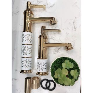 Vòi lavabo nóng lạnh màu vàng kèm họa tiết khá đẹp