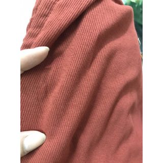 Áo cổ V cuốn biên