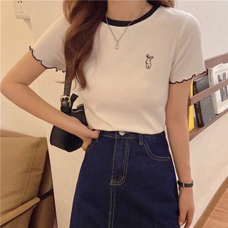 Áo thun croptop phối bo cổ thêu ngực CH