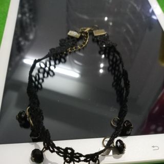 Vòng đeo cổ màu đen