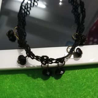 Vòng đeo cổ màu đen