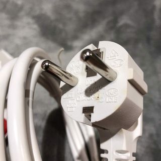 Ổ cắm Điện Quang ĐQ ESK UK986 (Kiểu UFO 6 lỗ 3 chấu màu Trắng Đỏ)