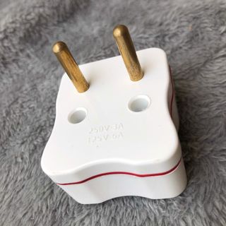 Phích cắm chuyển Điện Quang ĐQ UA2A ( màu ngẫu nhiên )