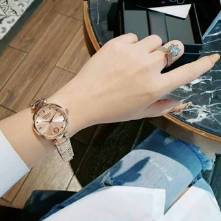 ĐỒNG HỒ VERSUS NỮ XINH XINH