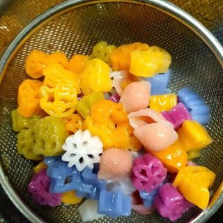 Nui rau củ ngũ sắc với thành phần nguyên liệu 100% tự nhiên