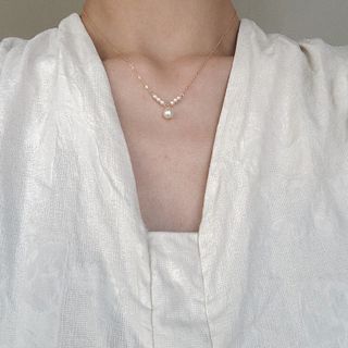 Vòng cổ ngọc trai chữ V phù hợp đi chơi, đi tiệc