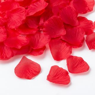 Cánh hoa hồng giả trang trí phòng cưới