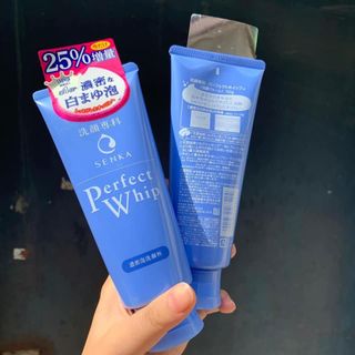 Sữa rửa mặt Senka Perfect Whip màu xanh