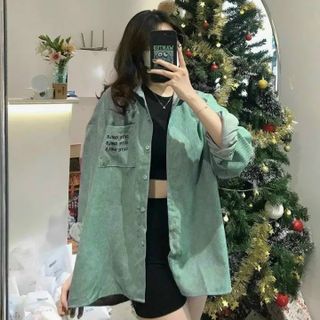 Áo khoác sơ mi nhung tăm logo thêu trên túi