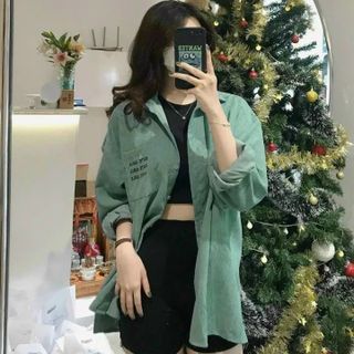 Áo khoác sơ mi nhung tăm logo thêu trên túi