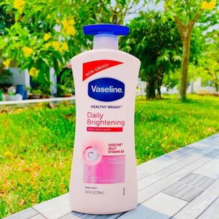 Sữa Dưỡng Thể VASELINE Heathy White Cân Bằng Độ Ẩm - Mịn & Sáng Da 725ml