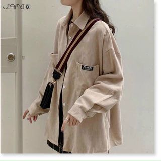 Áo khoác sơ mi nhung tăm có logo ký hiệu ở túi