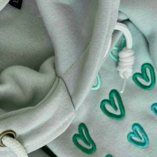 Áo hoodie thêu nổi trái tim form dưới 70kg