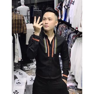 Áo sơ mi nam FREESHIPÁo sơ mi nam đen họa tiết sợi đỏ trước ngực havichi mềm mịn, không nhăn, thoáng mát
