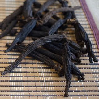 Hắc Sâm Đế Vương khô 300gram (6- 10 củ)