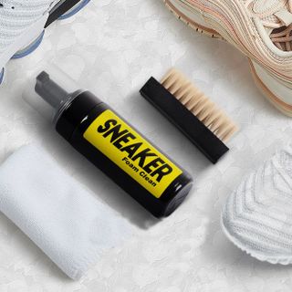 Bộ vệ sinh giày 3 món Sneaker Cleaning có 1 chai xịt, 1 bàn chải, 1 khăn mềm