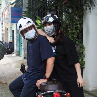 Mũ bảo hiểm nửa đầu SRT tem bò sữa tặng kèm lưỡi trai