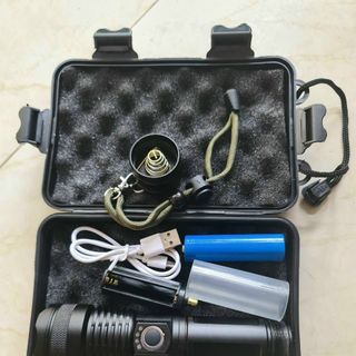Đèn pin cầm tay.