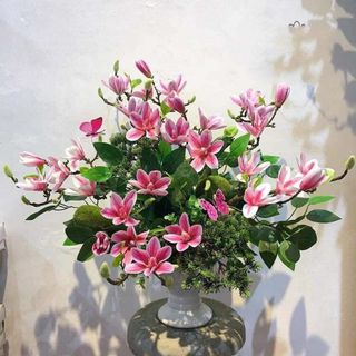 Cành hoa ngọc lan 5 bông cao su dáng cổ điển, sang trọng kèm nụ và lá.
