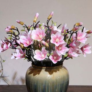 Cành hoa ngọc lan 5 bông cao su dáng cổ điển, sang trọng kèm nụ và lá.