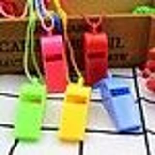 Còi nhựa nhiều mầu có dây đeo