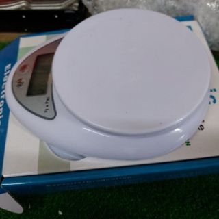 Cân điện tử 5 ký dùng pin có màn hình hiển thị đầy đủ phụ kiện mới full box