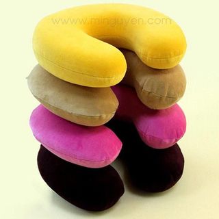 Mùa hè sôi động thời trang cùng gối kê cổ du lịch Mi Nguyễn