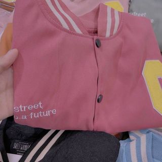 Áo khoác da lộn kiểu bomber croptop logo thêu chữ C