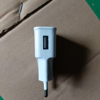 Cốc sạc 5V 1A nhỏ gọn nhẹ màu trắng tinh