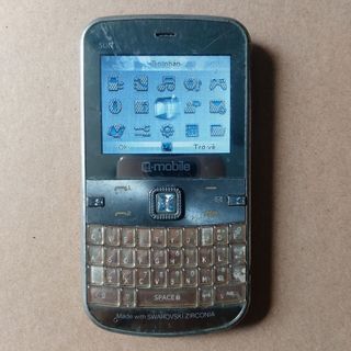 Điện thoại Qmobile SUN chỉ máy và pin ko nắp như hình ko biết hư nên ae nguyên cứu