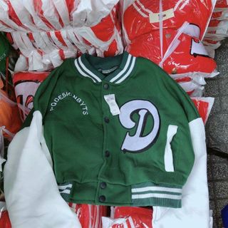 Áo khoác nỉ nút bomber croptop logo thêu chữ D