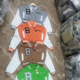 Áo khoác nỉ nút bomber croptop logo thêu chữ B