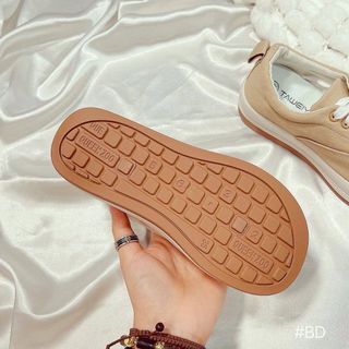Sneaker đế thô mềm siêu nhẹ