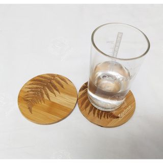 Miếng lót cốc, đế lót ly tròn họa tiết lá dương xỉ bằng gỗ tre ép 100%, bamboo coaster