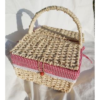 Giỏ picnic, giỏ cói chữ nhật đựng trái cây có nắp đậy đan có lót caro, hoa, sản xuất tại Việt Nam, hình thật chụp
