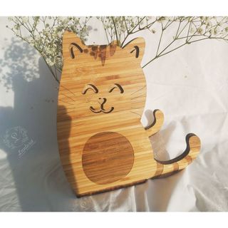 Chậu cắm hoa hình con mèo, giá đỡ tranh bằng tre để trong phòng làm việc