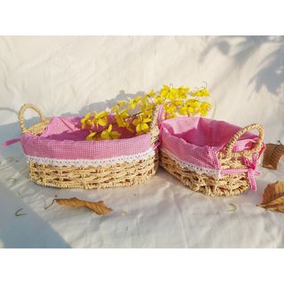 Khay cói oval có quai kèm vải lót hồng, giỏ đan từ sợi buông hàng VN, hình thật chụp