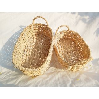 Khay cói oval có quai kèm vải lót hồng, giỏ đan từ sợi buông hàng VN, hình thật chụp