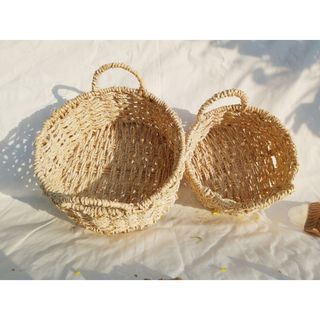 Khay cói trụ tròn có quai kèm vải lót hồng, giỏ đan từ sợi buông hàng VN, hình thật chụp