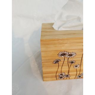 Hộp đựng giấy ăn để bàn bằng tre trang trí hoa cúc daisy phủ dầu thực vật, sản xuất tại Việt Nam