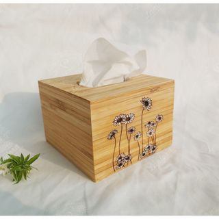 Hộp đựng giấy ăn để bàn bằng tre trang trí hoa cúc daisy phủ dầu thực vật, sản xuất tại Việt Nam