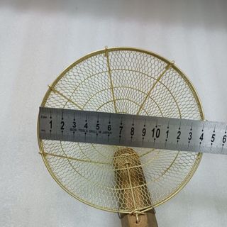 Vợt hủ tiếu inox; thau cán tre sài bền bỉ trong nhà hàng quán ăn