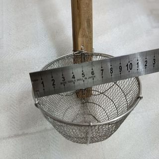 Vợt hủ tiếu inox; thau cán tre sài bền bỉ trong nhà hàng quán ăn