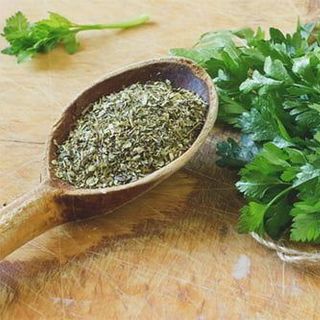Lá húng tây xắt vụn
