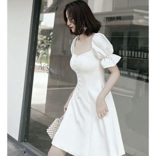 Đầm trắng cổ vuông form ngắn