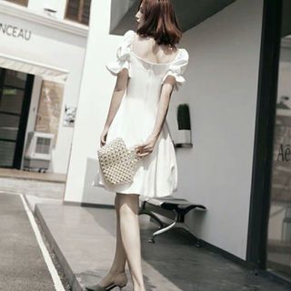 Đầm trắng cổ vuông form ngắn