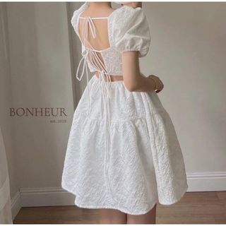 Đầm nữ cổ vuông hoa gấm hở lưng dáng xoè