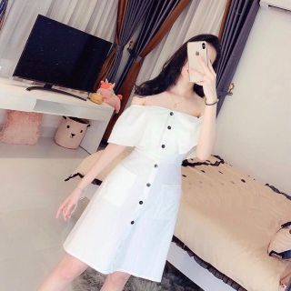 Đầm váy trắng trễ vai nút đen (kèm hình that)