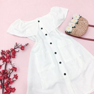 Đầm váy trắng trễ vai nút đen (kèm hình that)